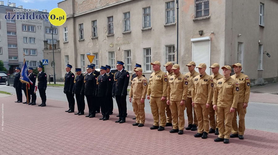 "Bogu na chwałę, ludziom na pożytek" - Dzień Strażaka w Działdowie strażacy stoją przed budynkiem KPPSP w Działdowie podczas uroczystości Dnia Strażaka
