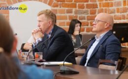 Burmistrz Grzegorz Mrowiński jednogłośnie z votum zaufania i absolutorium