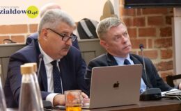 Burmistrz Grzegorz Mrowiński jednogłośnie z votum zaufania i absolutorium