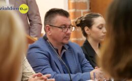Burmistrz Grzegorz Mrowiński jednogłośnie z votum zaufania i absolutorium
