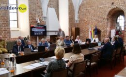 Burmistrz Grzegorz Mrowiński jednogłośnie z votum zaufania i absolutorium