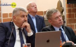 Burmistrz Grzegorz Mrowiński jednogłośnie z votum zaufania i absolutorium