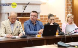 Burmistrz Grzegorz Mrowiński jednogłośnie z votum zaufania i absolutorium