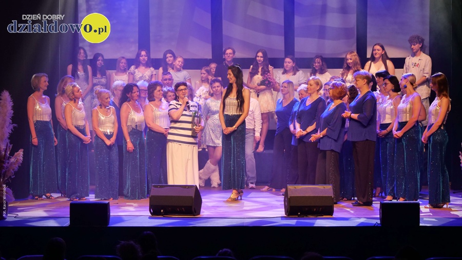 Listy pisane sercem - "Mamma Mia" grupa artystów na scenie MDK w musicalu "Listy pisane sercem"