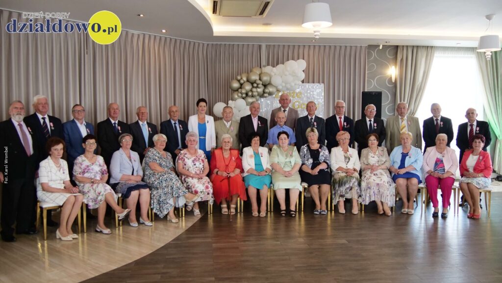Złote gody w Działdowie. 50 lat małżeństwa za nimi pamiątkowa fotografia Jubilatów, burmistrza i kierownik USC