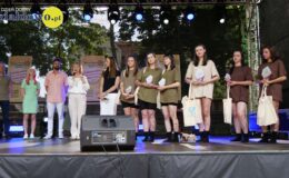 na scenie stoją osoby dorosłe i młodzież