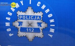 na zdjęciu odznaka policyjna i napis pomagamy i chronimy