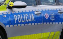 napis policja na drzwiach radiowozu