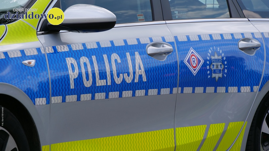 napis policja na drzwiach radiowozu