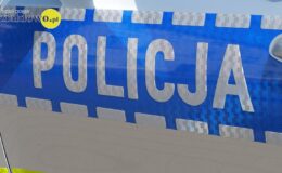 napis policja na drzwiach radiowozu
