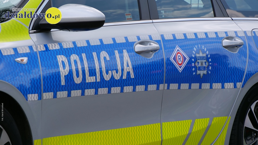 Kolizja aut napis policja na drzwiach radiowozu