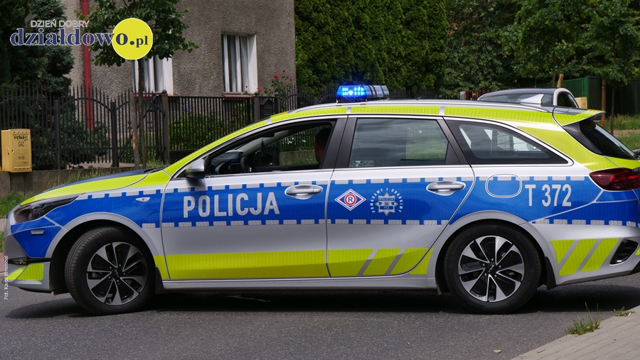 radiowóz policyjny stoi na drodze