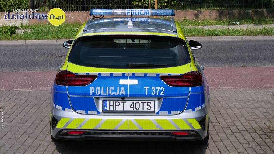 Poszukiwana, zatrzymana radiowóz policyjny