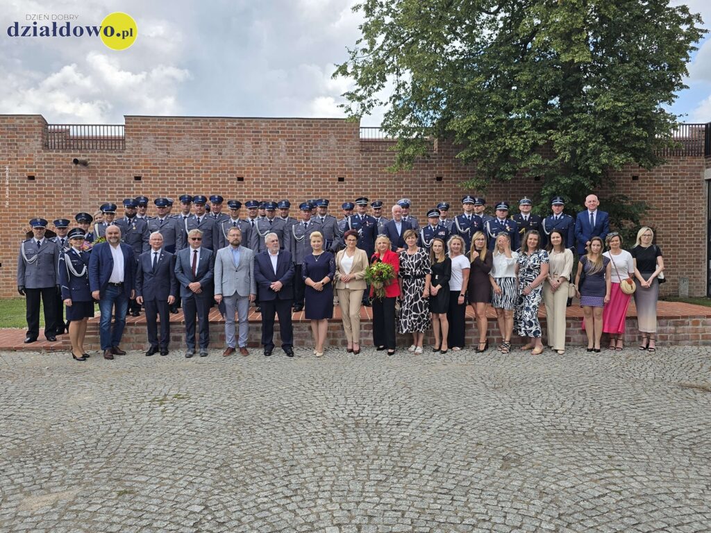 Święto Policji w Działdowie 2025 pamiątkowa fotografia uczestników Święta Policji 2025 w Działdowie