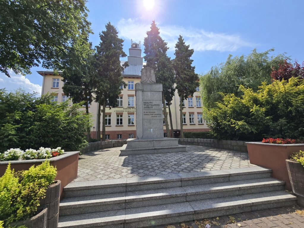 Władysław Jagiełło w drodze na Grunwald nie ominął działdowszczyzny pomnik Króla Władysława Jagiełły przed Szkołą Podstawową nr 1 w Działdowie, noszącą imie Króla