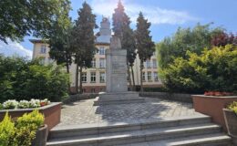pomnik Króla Władysława Jagiełły przed Szkołą Podstawową nr 1 w Działdowie, noszącą imie Króla