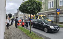 moment udzielania pomocy poszkodowanej przez służby ratunkowe, widać policjantów i inne osoby dorosłe / fot. Karol Wrombel