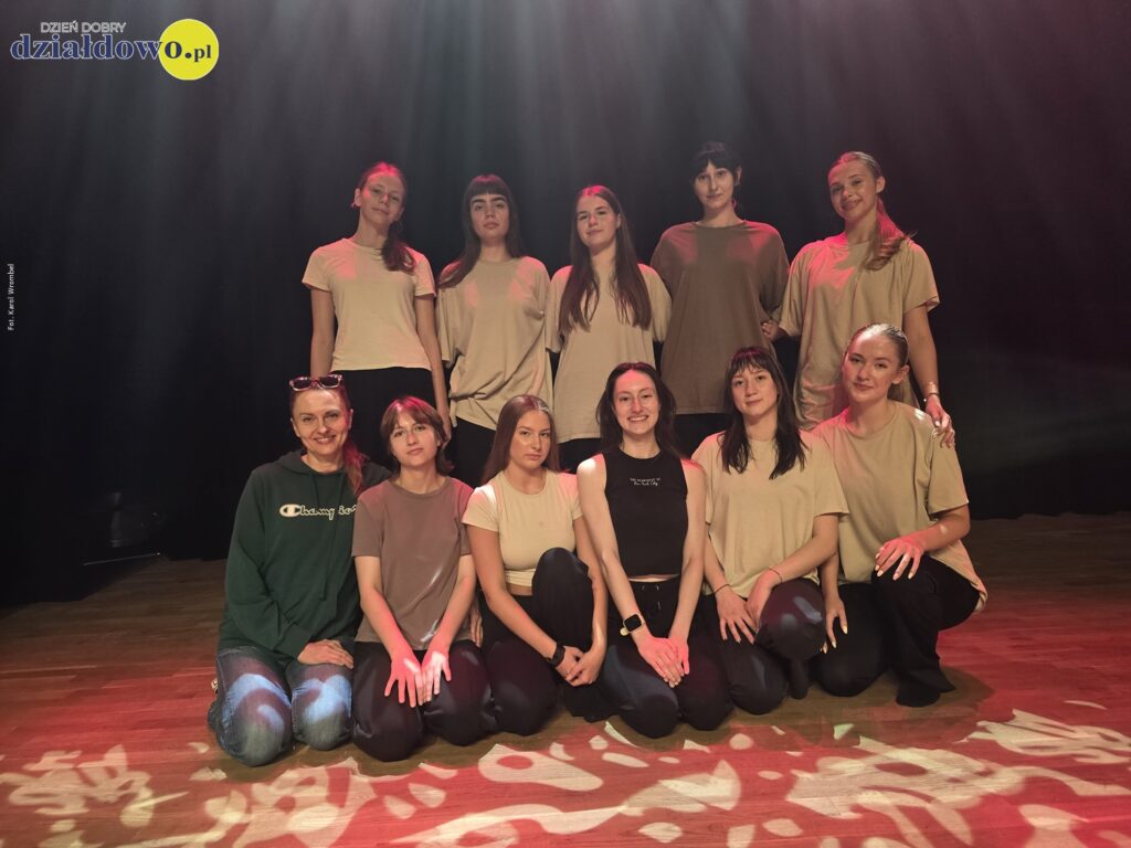 Zobaczcie efekt pracy trzydniowych warsztatów tanecznych tańca współczesnego w MDK grupa osób na scenie Miejskiego Domu Kultury w Działdowie -kobiety