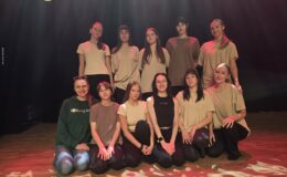 grupa osób na scenie Miejskiego Domu Kultury w Działdowie -kobiety