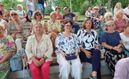 Poetka Alicja Ragucka i aktor Wojciech Wysocki na scenie