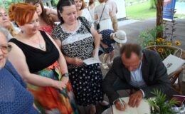 Poetka Alicja Ragucka i aktor Wojciech Wysocki na scenie