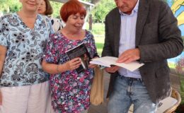 Poetka Alicja Ragucka i aktor Wojciech Wysocki na scenie