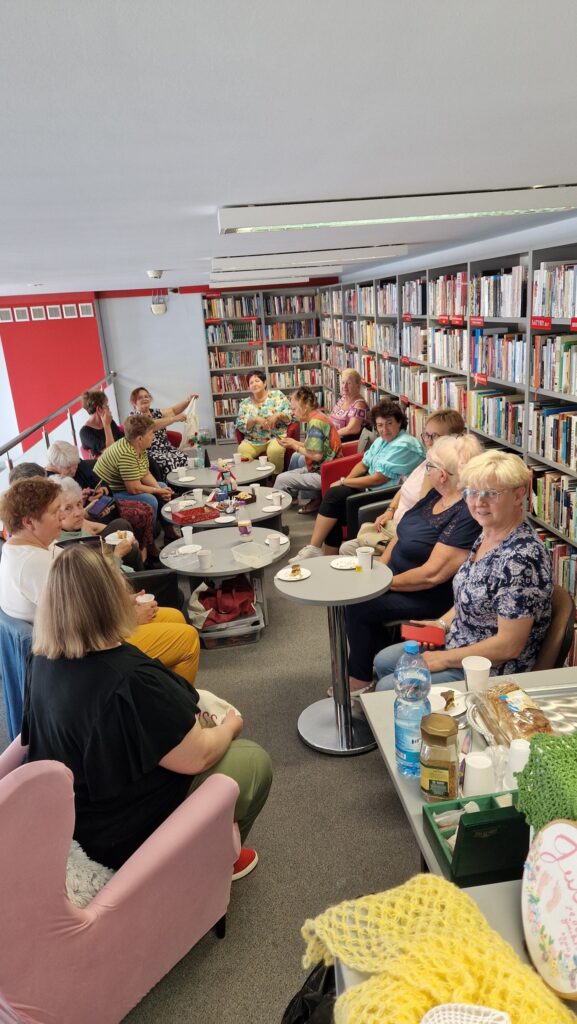 Wakacyjnie w Klubie Rękodzieła w Miejskiej Bibliotece Publicznej panie z Klubu Rękodzieła, które spotkały się w Miejskiej Bibliotece Publicznej w Działdowie w lipcu 2025