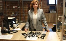 pracownik muzeum Bożena Michalska, przed nią na stole leżą audioprzewodniki