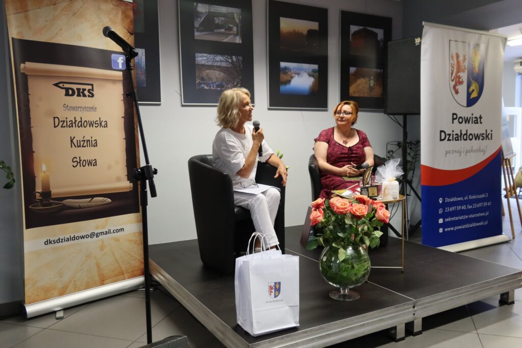 poetka i aktorka w miejskiej bibliotece w Działdowie