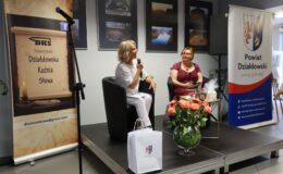 poetka i aktorka w miejskiej bibliotece w Działdowie