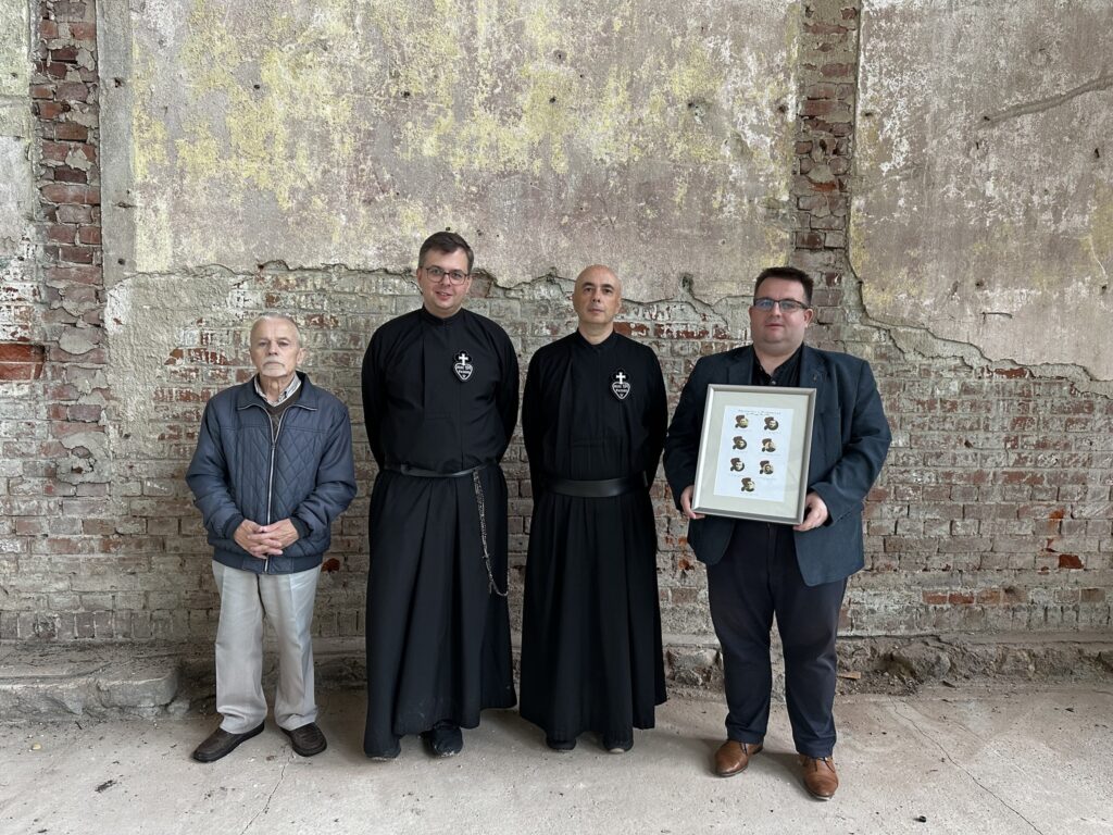 Ojcowie Pasjoniści odwiedzili Działdowo czterej mężczyźni Zenon Gajewski, o. Łukasz Andrzejewski CP, o. Massimo Parisi CP, Andrzej Rutecki w dawnym budynku KL Soldau