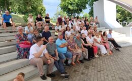 Poetka Alicja Ragucka i aktor Wojciech Wysocki na scenie