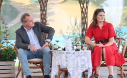 Poetka Alicja Ragucka i aktor Wojciech Wysocki na scenie