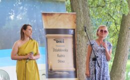 Poetka Alicja Ragucka i aktor Wojciech Wysocki na scenie