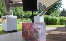 Poetka Alicja Ragucka i aktor Wojciech Wysocki na scenie