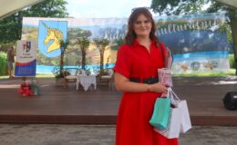 Poetka Alicja Ragucka i aktor Wojciech Wysocki na scenie