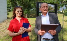 Poetka Alicja Ragucka i aktor Wojciech Wysocki na scenie