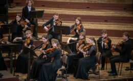 członkowie Warmińsko-Mazurskiej Młodzieżowej Orkiestry Symfonicznej, drugi od prawej Mikołaj Bartnicki / fot. Enrique Manzano Images