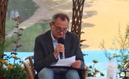 Poetka Alicja Ragucka i aktor Wojciech Wysocki na scenie