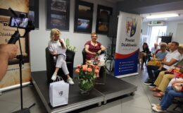 Marii Pakulnis i Renata Buczyńska na zakończenie XIII Powiatowych Wieczorów z Poezją i Prozą 2025