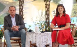 Poetka Alicja Ragucka i aktor Wojciech Wysocki na scenie