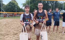 Mariusz Wiśniewski i Dawid Cichaczewski z Działdowa wygrali „BEACH VOLLEY 2025”