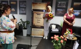 Maria Pakulnis i Renata Buczyńska na zakończenie XIII Powiatowych Wieczorów z Poezją i Prozą 2025