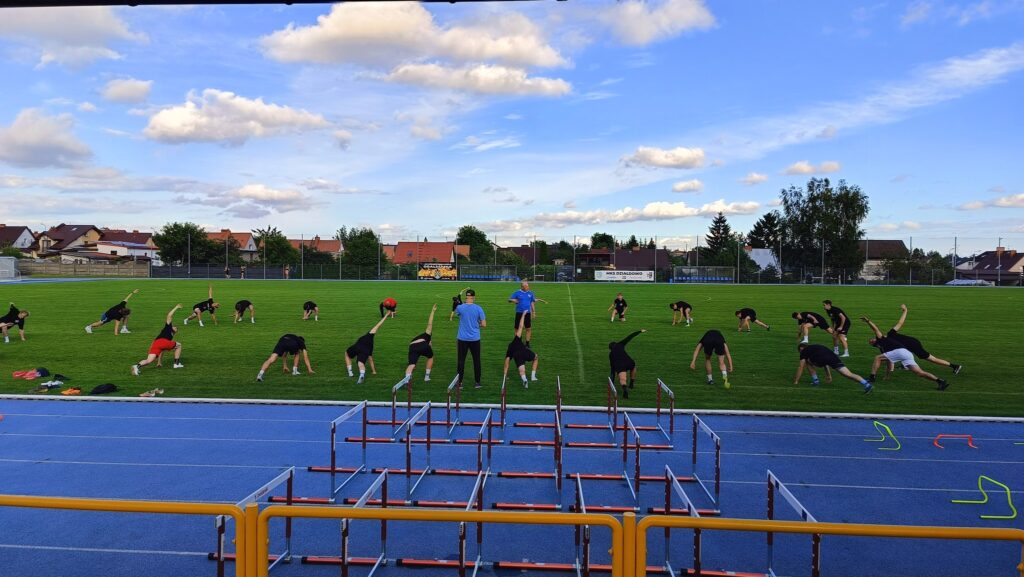 Piłkarze MKSu wzięli udział w obozie przygotowawczym na murawie działdowskiego stadionu ćwiczy grupa zawodników / fot. MKS