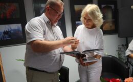 Maria Pakulnis i Renata Buczyńska na zakończenie XIII Powiatowych Wieczorów z Poezją i Prozą 2025