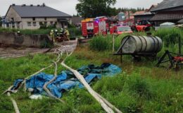 widać wypompowywanie wody z zalanego terenu