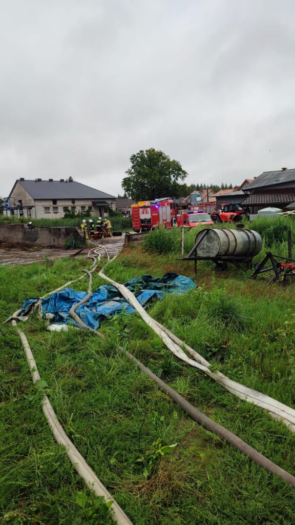 widać wypompowywanie wody z zalanego terenu