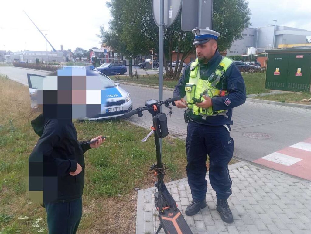 policjant kontroluje użytkownika hulajnogi
