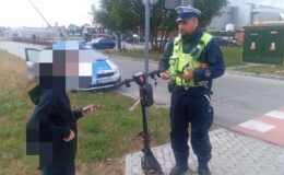 policjant kontroluje użytkownika hulajnogi