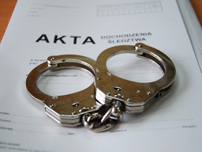 Sprawcy przemocy domowej tymczasowo aresztowani kajdanki /fot. policja